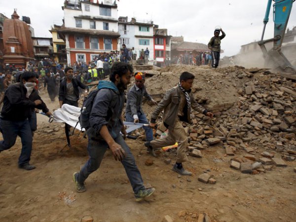 Число жертв землетрясения в Непале превысило 2000 человек, лавиной на Эвересте могло накрыть 65 альпинистов
