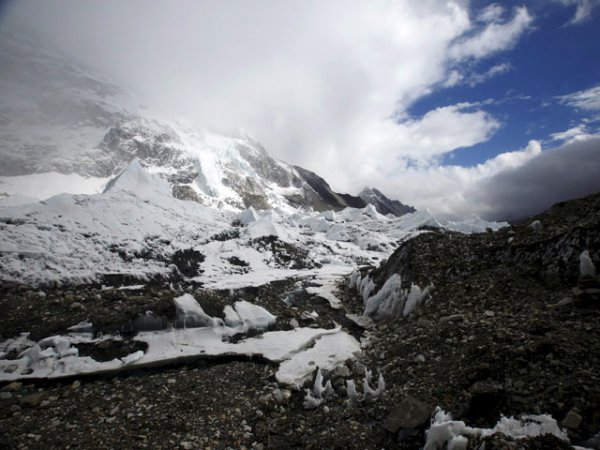 Число жертв землетрясения в Непале превысило 2000 человек, лавиной на Эвересте могло накрыть 65 альпинистов
