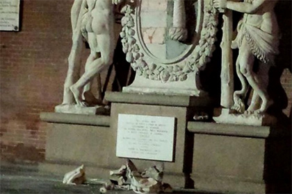 В Италии любители селфи сломали статую Геркулеса