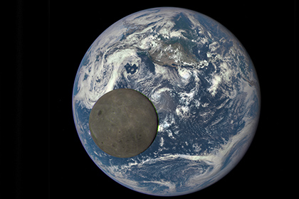 NASA опубликовало уникальное видео прохода Луны над Землей