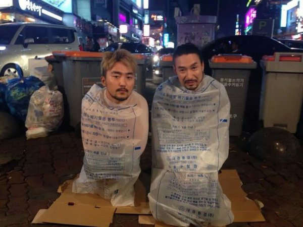 Фотофакт: в Тайване набирает популярность новый тренд — «селфи» в пакете