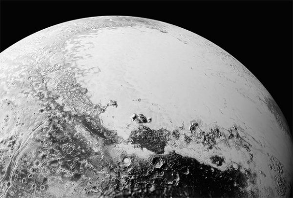 НАСА показало новейшие детальные снимки Плутона и Харона