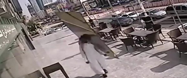 На волосок от смерти: в Саудовской Аравии упавшее с большой высоты оконное стекло пролетело в миллиметрах от головы прохожего