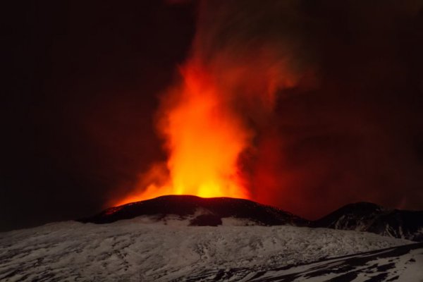 На Сицилии ожил вулкан Этна (Фото)