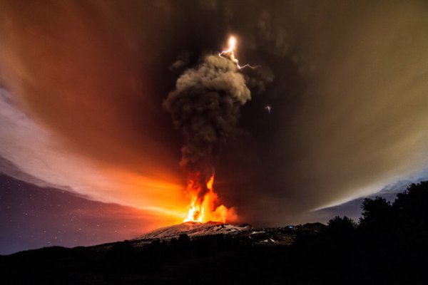 На Сицилии ожил вулкан Этна (Фото)