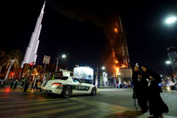 Новый год в Дубае: фейерверк на фоне горящего небоскреба