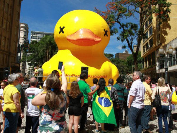 В Бразилии протестуют против политики Русеф при помощи гигантских уточек  (Фото)