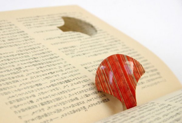 Книжный ювелир. Талантливый британец создает кольца из бумаги (Фото)