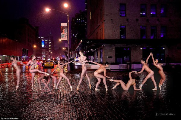 Сотни балерин по всему миру разделись для грандиозной фотосессии