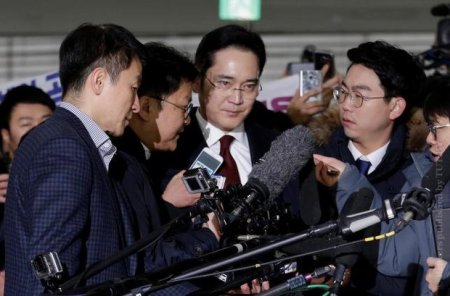 Руководителя Samsung потребовали арестовать