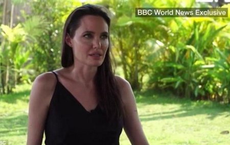 Анджелина Джоли со слезами рассказала о разводе с Брэдом Питтом