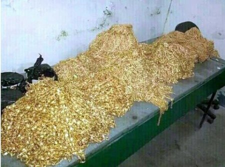 В Таджикистане у следователя антикоррупционного ведомства нашли бункер с золотом