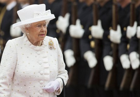 Королева Елизавета II лишила сына Чарльза короны