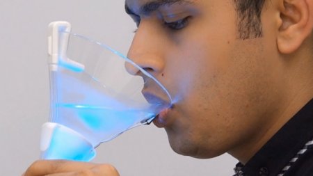 Изобретен стакан, превращающий воду в любой напиток