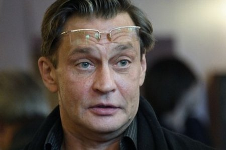 Александр Домогаров со скандалом объявил об уходе из театра