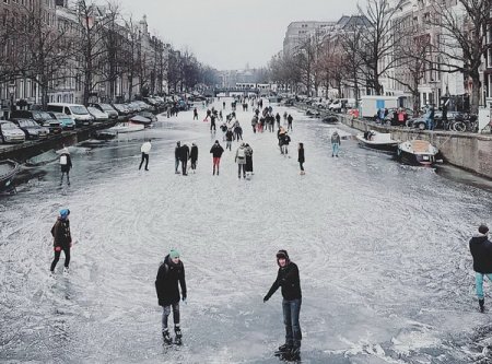 Фотофакт. В Амстердаме морозы превратили каналы в катки