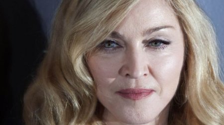 Суд в США разрешил выставить на аукцион письмо Тупака Мадонне