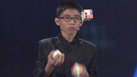 Мальчик, жонглирующий кубиками Рубика, стал мировым рекордсменом