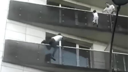 Спасший ребенка от падения с балкона в Париже получит гражданство Франции