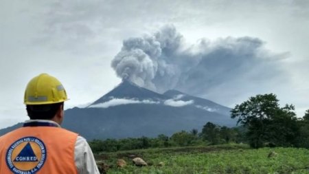 Десятки людей погибли при извержении вулкана в Гватемале