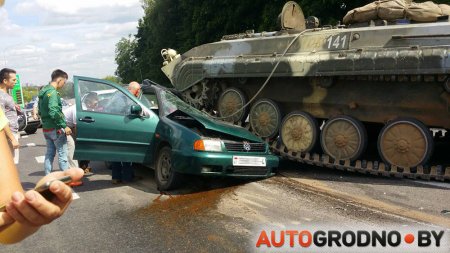 Видеофакт: На выезде из Гродно БМП раздавила легковой автомобиль