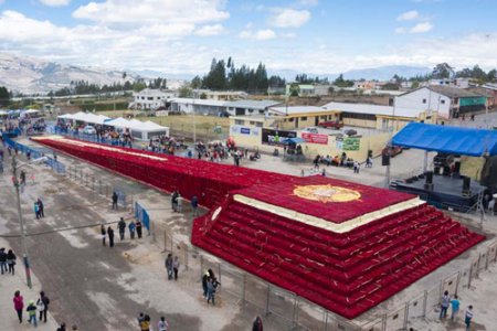 В Эквадоре создали копию известной пирамиды из полумиллиона роз