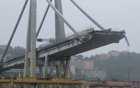 Автомобильный мост рухнул в итальянской Генуе и убил десятки людей