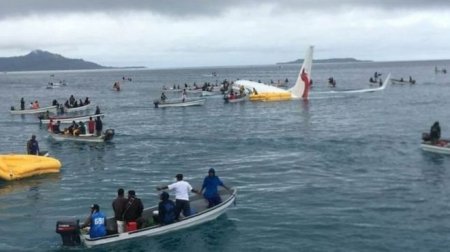Пассажирский самолет упал в лагуну в Микронезии. Все живы