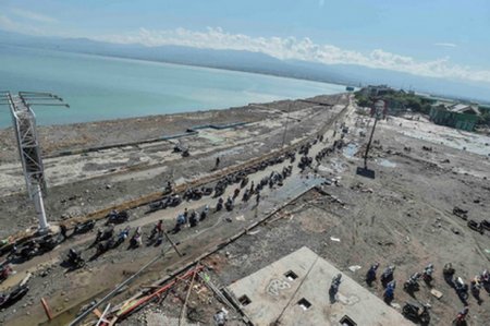 Число жертв землетрясения и цунами в Индонезии за сутки выросло вдвое