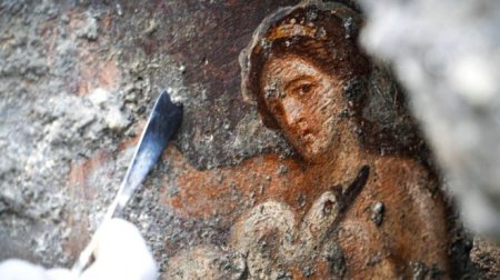 В Помпеях найдена хорошо сохранившаяся эротическая фреска "Леда и лебедь"