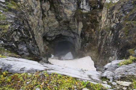 В Канаде обнаружили неизведанную пещеру огромных размеров
