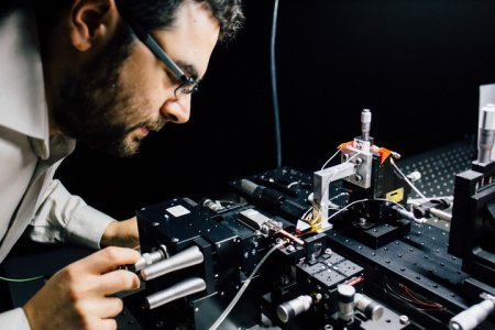 Разработан оптический микрочип, который ускорит создание квантового компьютера