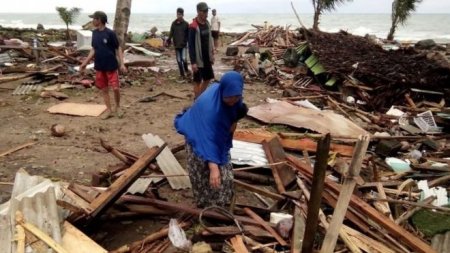 На Индонезию обрушилось "вулканическое" цунами, более 220 погибших