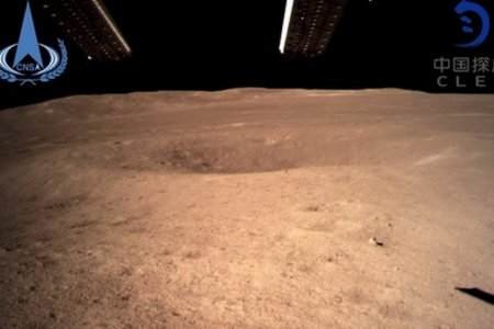 Китай осуществил первую в истории успешную посадку на обратную сторону Луны