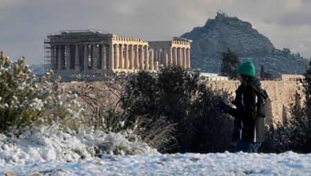Парфенон в снегу, пальмы и пляжи в инее: Грецию накрыло небывалым снегопадом