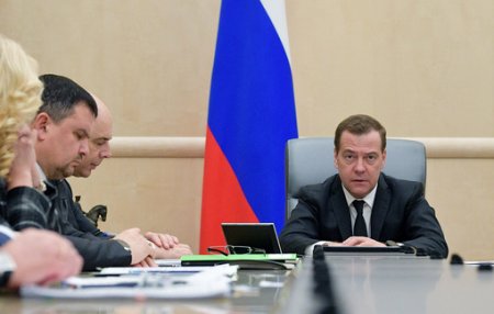 Медведев: Минску стоило бы ценить поддержку Москвы