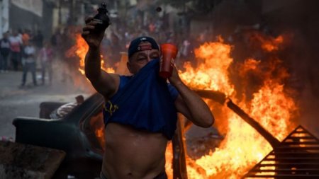 Власти Венесуэлы объявили о провале мятежа. В Каракасе начались беспорядки