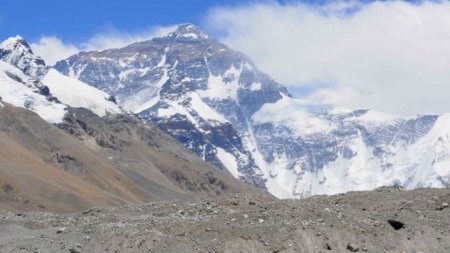 Китай закрыл для туристов базовый лагерь Эвереста