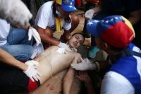Более 300 человек пострадали в столкновениях на границе Венесуэлы