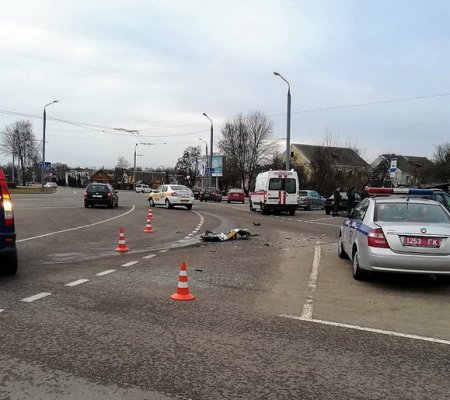 Видеофакт. В Гродно такси попало в ДТП – двое пассажиров в больнице