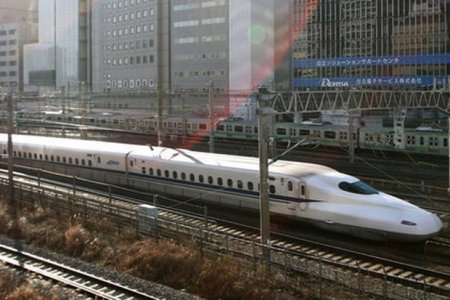 В Японии человек прыгнул под скоростной поезд и бесследно исчез