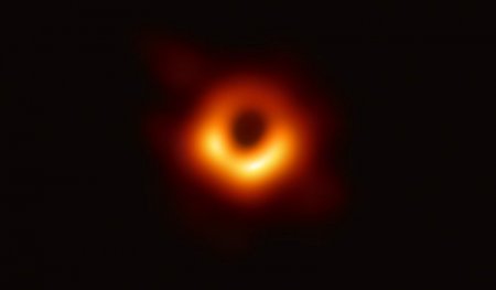 Астрономы показали первый в истории снимок черной дыры