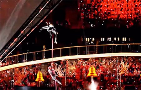Во время церемонии открытия Европейских игр с высоты сорвалась гимнастка