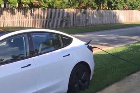 Владелец Tesla бросил машину ради бесплатной подзарядки
