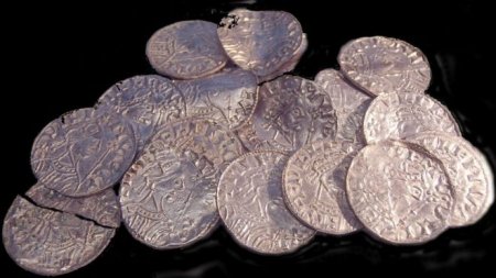 В Англии нашли 2,5 тысячи монет XI века. Клад оценили в £5 млн