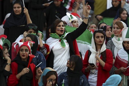 Женщины Ирана впервые за 40 лет пришли на футбол и увидели победу со счетом 14:0