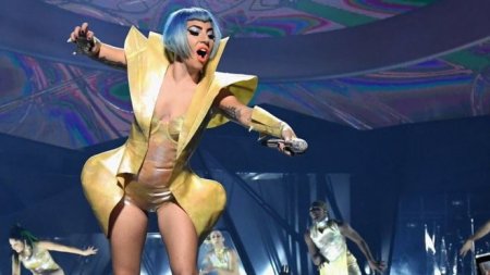 Леди Гага упала со сцены в Лас-Вегасе вместе с фанатом