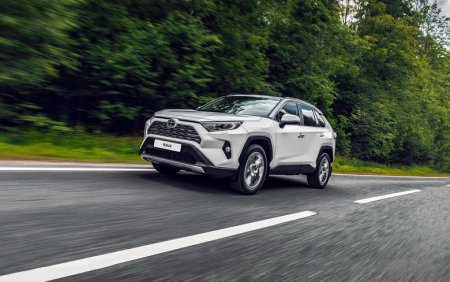 Toyota доработает RAV4 после критики результатов «лосиного теста»