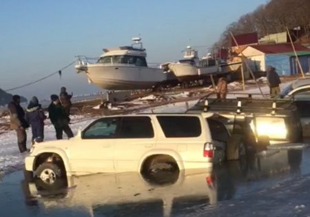 Порыбачили. 30 автомобилей ушло под лед во Владивостоке