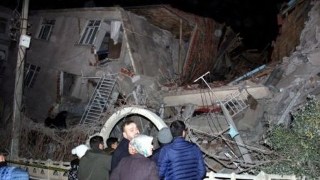 Мощное землетрясение в Турции: много погибших, десятки людей под завалами